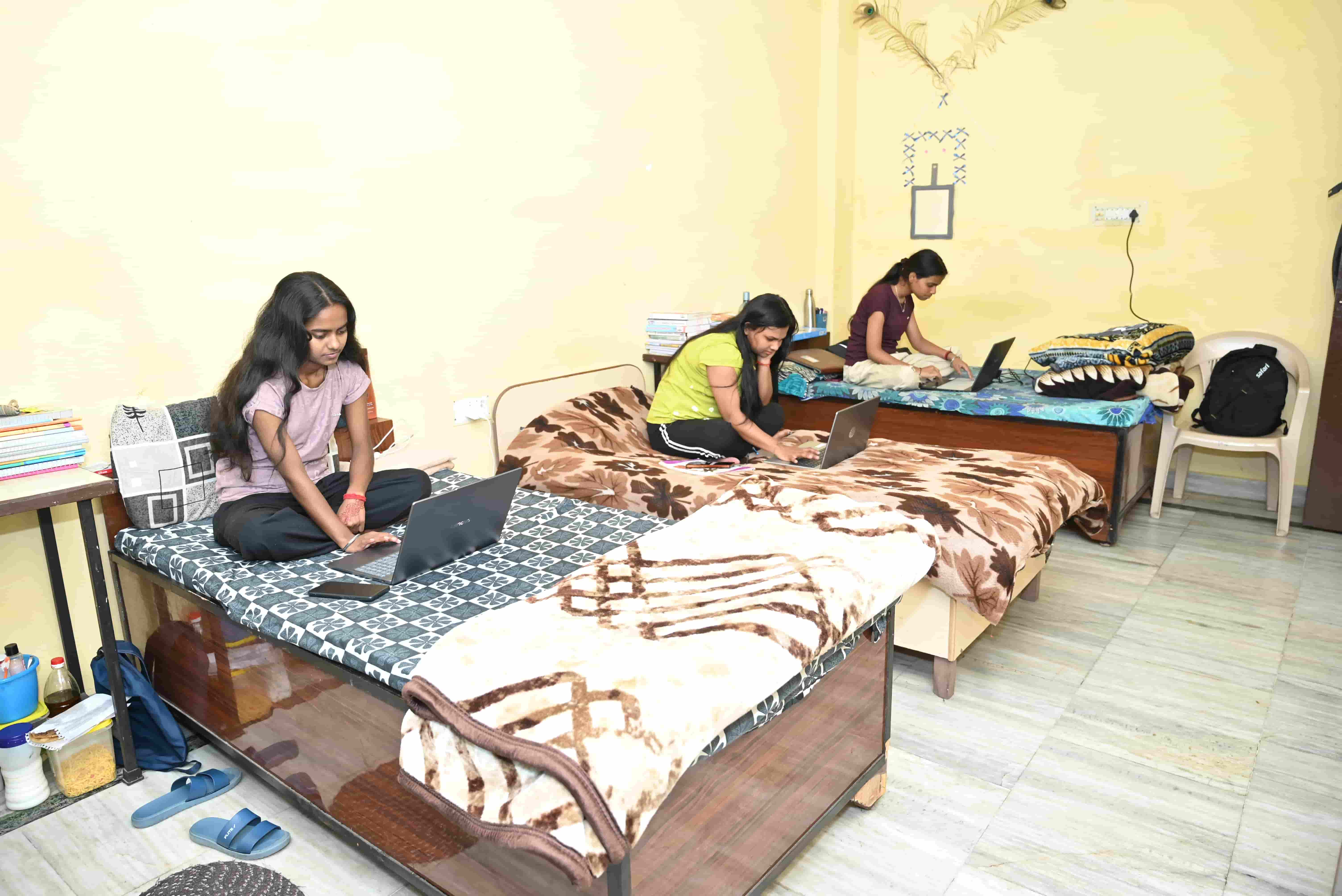 Well-Furnished Rooms